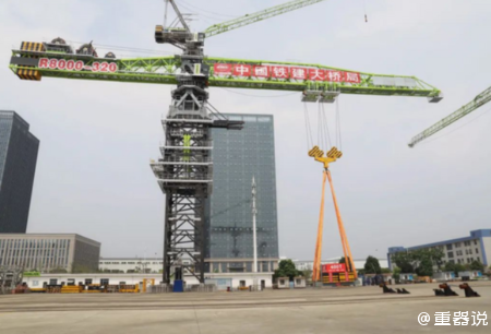 中联重科与中国铁建携手，成功交付最大吨位起重机，领航“大塔时代”