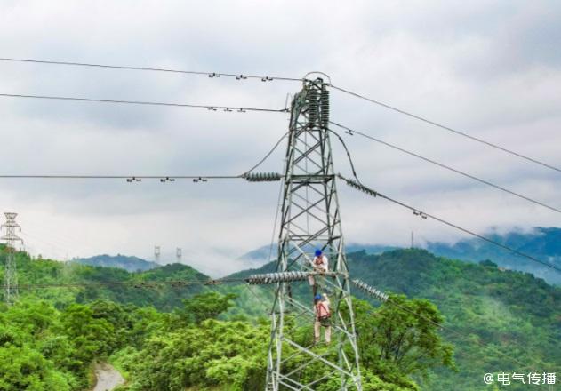 筑电网防雷屏障！国网长寿供电更换避雷器，保障百万居民用电